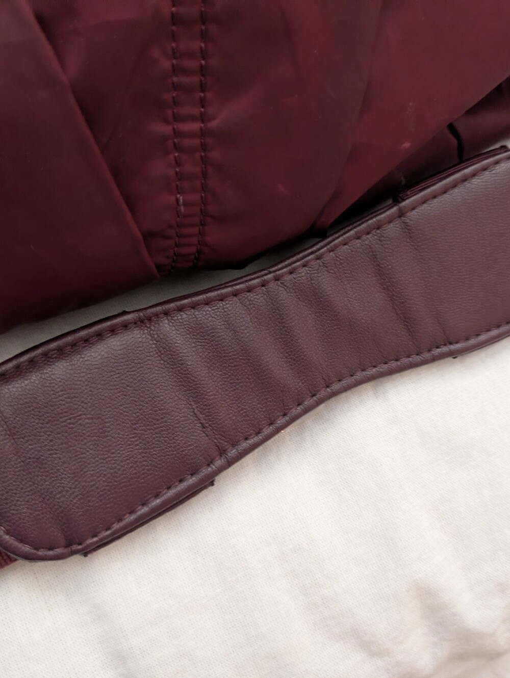 Lululemon Gym to Win Duffle Bag Burgundy Rare - Picture 3 of 13